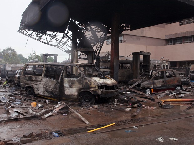 Veículos incendiados são vistos em posto de gasolina que explodiu na noite de quarta (3) em Acra, capital de Gana (Foto: AP Photo/Christian Thompson)