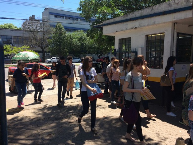 ENEM 2016 - DOMINGO (6) – PORTO ALEGRE (RS) – Estudantes chegam para o segundo dia do Enem na Escola Técnica Parobé, em Porto Alegre (Foto: João Henrique Bosco/G1) ENEM 2016 - DOMINGO (6) – PORTO ALEGRE (RS) – Estudantes chegam para o segundo dia do Enem na Escola Técnica Parobé, em Porto Alegre (Foto: João Henrique Bosco/G1)