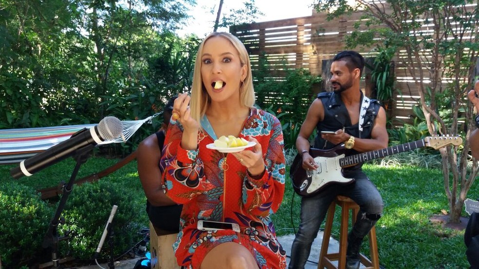 Claudinha sempre brincando nos bastidores (Foto: Adriana Hercowitz/Gshow)