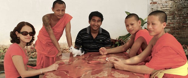 Carolina Vila-Nova e Solly Boussidan com monges de um mosteiro budista (Foto: Carolina Vila-Nova/Cheiro de Durian)