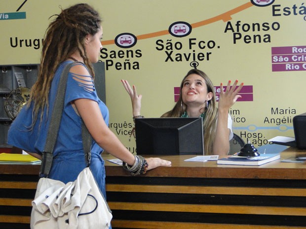 Valentina fecha conta no hostel e Fatinha comemora muito! (Foto: Malhação / Tv Globo)