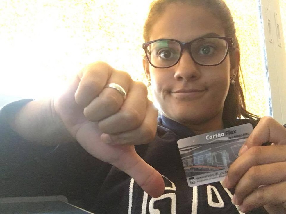 Estudante Gabriella Valentim faz sinal de descontentamento com o passe livre (Foto: Arquivo Pessoal)