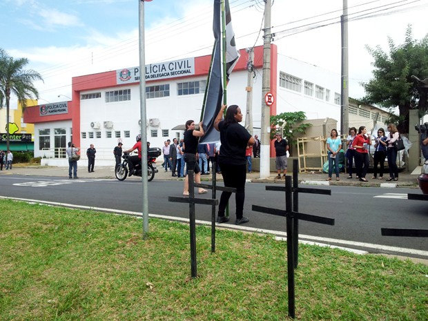 Manifestantes protestam durante a visita do governador Geraldo Alckmin, em Campinas (Foto: Fernando Pacífico / G1 Campinas)
