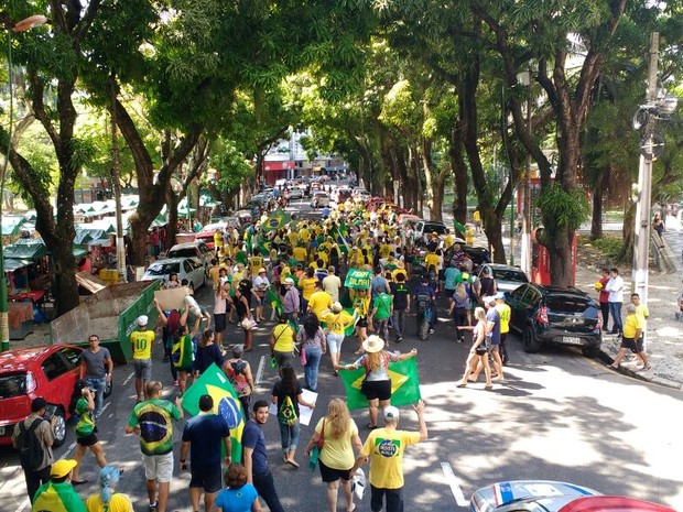 Manifestantes favoráveis ao impeachment marcharam pelo centro de Belém (Foto: Thais Rezende / G1 Pará)