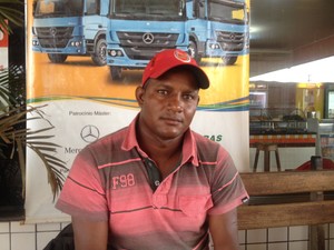 Romildo Fernandes, caminhoneiro, diz que 75% do salário está indo no combustível (Foto: Ísis Capistrano/ G1)