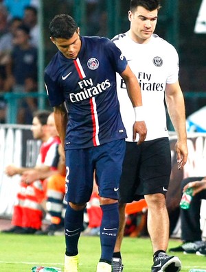 Thiago Silva machucado no jogo do PSG (Foto: AFP)