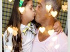 Romário beija filha caçula em foto e paparica: 'Anjinho do papai'
