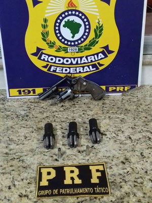 Arma apreendida em outra abordagem foi levada para delegacia local (Foto: Divulgação/PRF)