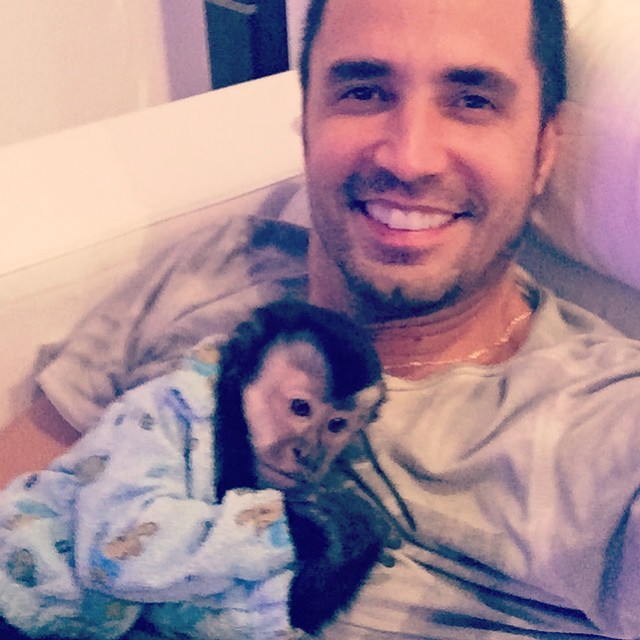 Latino e seu macaquinho de estimação, Twelves (Foto: Reprodução/Instagram)