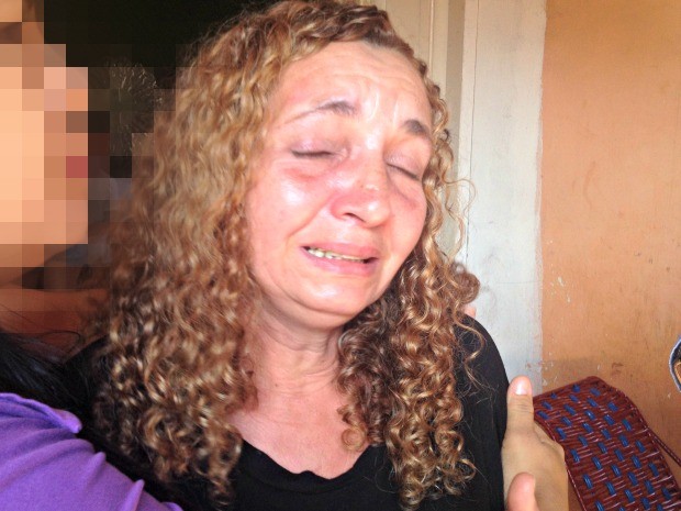 Entre lágrimas, irmã de vítima diz que policial deveria dar exemplo e não tirar vidas  (Foto: Iryá Rodrigues/G1)