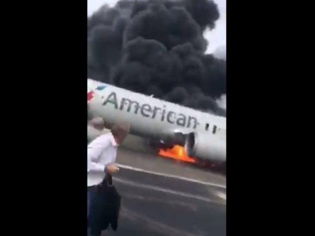 Vídeo mostra dezenas de passageiros em pânico abandonando avião em chamas (Foto: Cortesia Teletica.com/BBC)