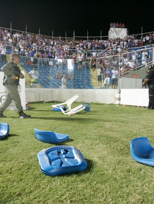 Cadeiras arremessadas no gramado do PV após eleiminação do Fortaleza para Oeste (Foto: Alex Costa/Agência Diário)