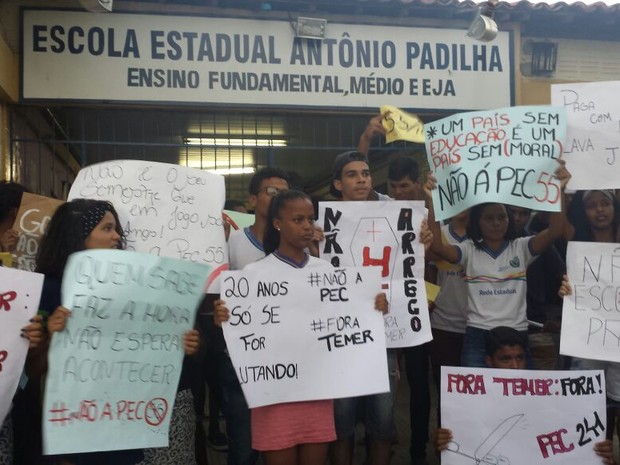 Alunos ocupam Escola Estudual Antônio Padrilha em Petrolina, PE (Foto: Amanda Franco/ TV Grande Rio)