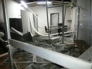 Parte interna da agência ficou completamente destruída  (Foto: Maria da Cruz)