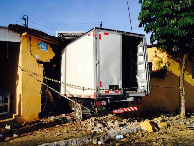 Casa atingida por caminhão fica destruída (Foto: Kety Marinho/TV Globo)