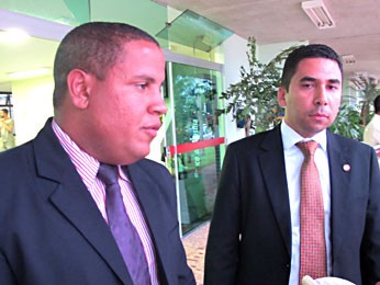 Os advogados Álvaro Gustavo Chagas de Assis e César Júnior na saída da 1ª DP, na Asa Sul (Foto: Lucas Nanini/G1) Os advogados Álvaro Gustavo Chagas de Assis e César Júnior na saída da 1ª DP, na Asa Sul (Foto: Lucas Nanini/G1)
