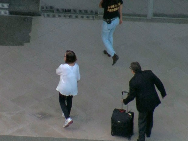 Levando uma mala, ex-funcionária de Valério se apresenta à polícia (Foto: Reprodução/TV Globo)