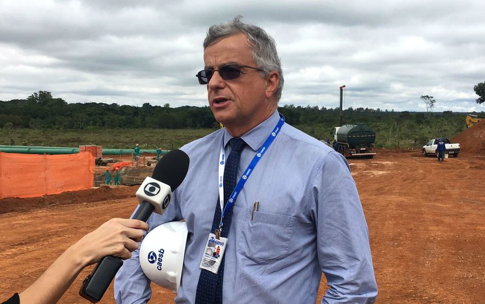 Presidente da Caesb, Maurício Ludovice, participa de vistoria das obras do Bananal e explica como funcionará o sistema de captação no Parque Nacional Brasília (Foto: Luiza Garonce/G1)