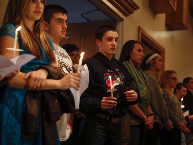 Pessoas fazem vigília em igreja de Murrysville pelas vítimas do atentado na Franklin Regional High School (Foto: REUTERS/Shannon Stapleton)