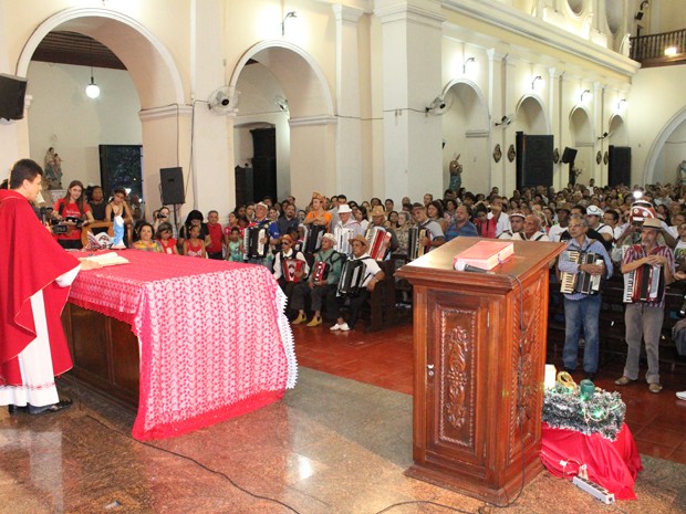 Igreja São Benedito recebeu sanfoneiros no dia de Santa Luzia (Foto: Gil Oliveira/G1)
