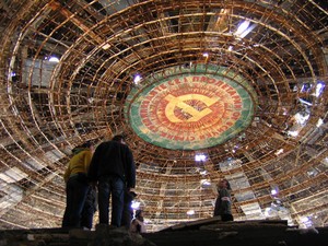 Interior do Monumento Buzludzha tem mosaicos com símbolos da Era Comunista (Foto: Creative Commons/Gricha)