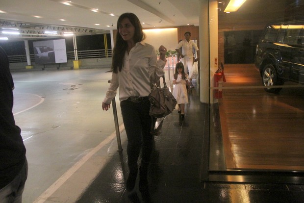 Giovanna Antonelli passeia com as filhas no Rio (Foto: Daniel Delmiro / AgNews)