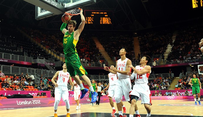 Tiago Splitter na partida de basquete do Brasil contra a China (Foto: AFP)