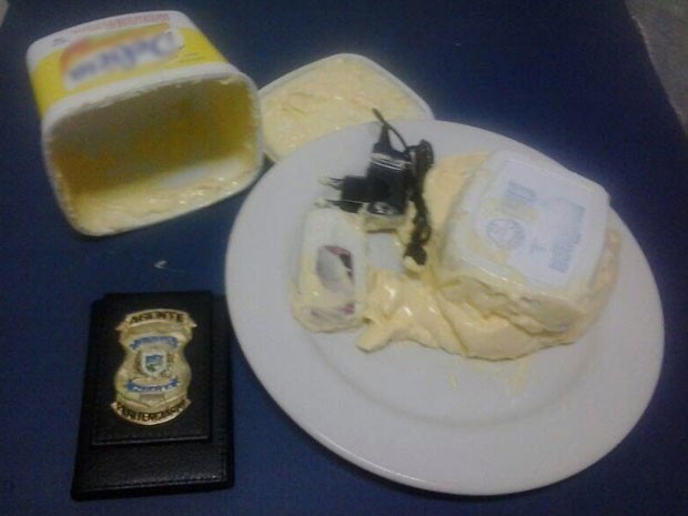 Celular é encontrado dentro de pote de margarina na Paraíba  (Foto: Divulgação/ Seap)