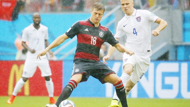 Kroos e Bradley Alemanha x Eua (Foto: Reuters)