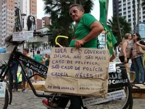 Comerciante Paulo foi ao protestod e bicicleta (Foto: Gabriela Alves/g1)
