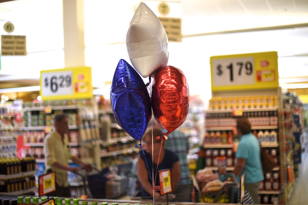  Balões do Dia da Independência são vendidos em supermercado de Manchester, em Nova Jersey  (Foto: REUTERS/Mark Makela)