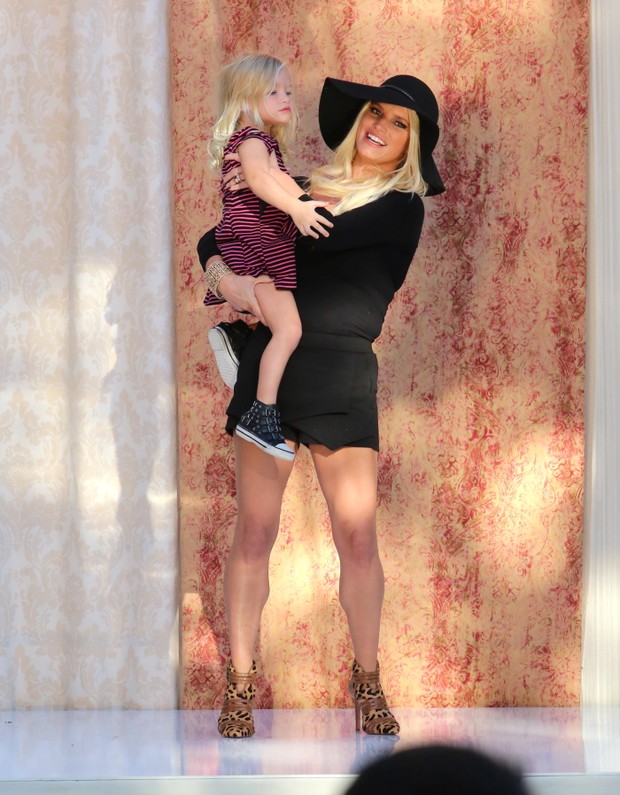 Jessica Simpson e a filha em Los Angeles _ X17 (Foto: X17)