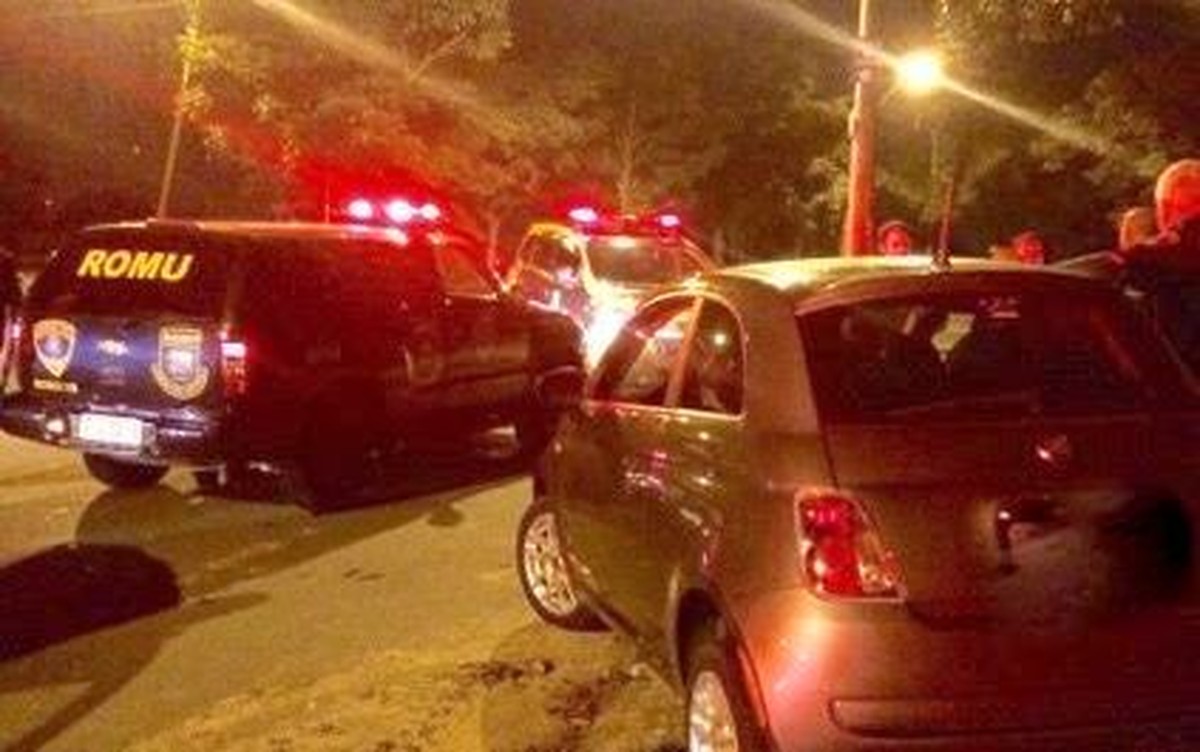Após perseguição, trio armado é preso com carro roubado em ... - Globo.com