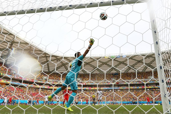 Valladares (Honduras) foi surpreendido com o forte chute de Shaqiri no primeiro gol da Suíça - ele ainda faria mais dois no jogo. (Foto: Getty Images)