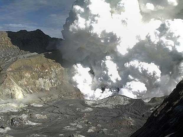 Imagem mostra vapor saindo do vulcão da Ilha Branca. (Foto: Instituto de Ciências Geológicas / AFP Photo)