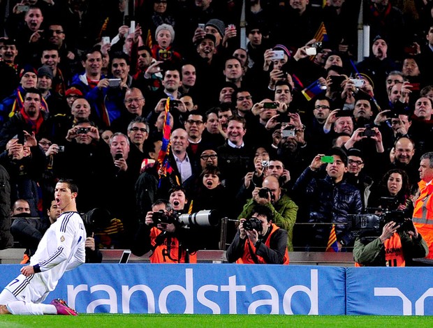 Cristiano Ronaldo comemora gol do Real Madrid contra o Barcelona (Foto: AFP)