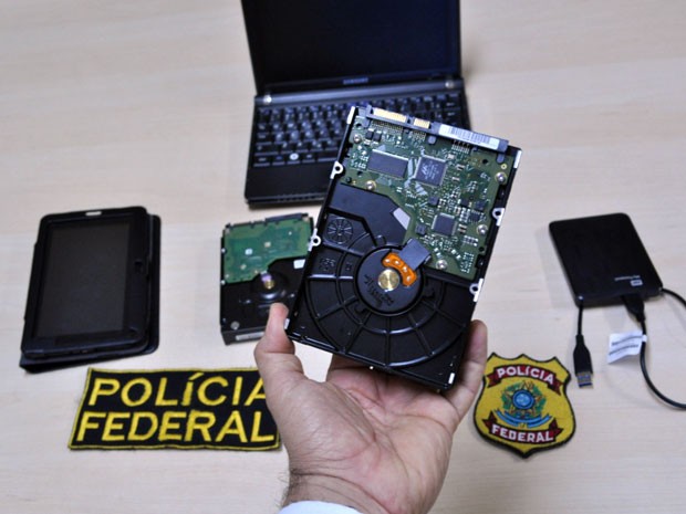 PF apreendeu equipamentos e mídias onde havia material que continha pornografia infantil (Foto: Divulgação / Polícia Federal)