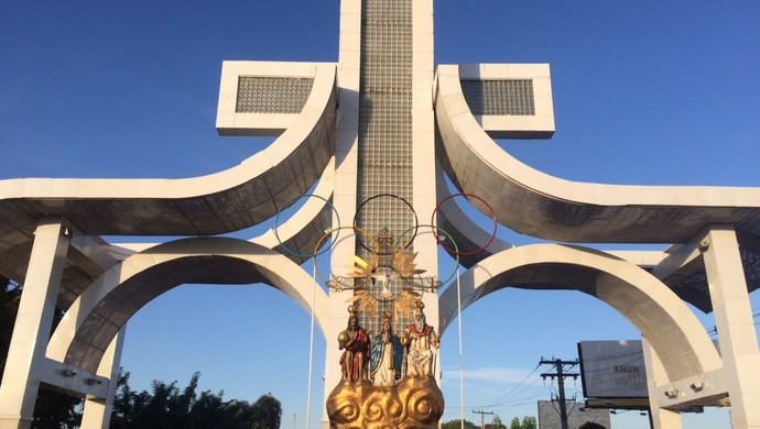 Portal da fé é decorado para receber a tocha olímpica, em Goiás (Foto: Fernando Vasconcelos/ GloboEsporte.com)