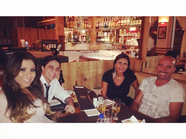 Thammy Miranda e a namorada, Andressa Ferreira, e a mãe, Gretchen, em restaurante em São Paulo (Foto: Instagram/ Reprodução)