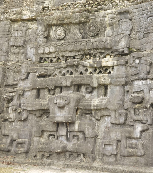 Muro de pedra produzido pela civilização maia, em Belize (Foto: Divulgação/Douglas Kennett/"Science")