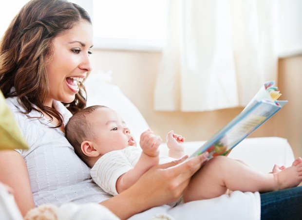 Mãe lendo livro para bebê (Foto: Shutterstock)