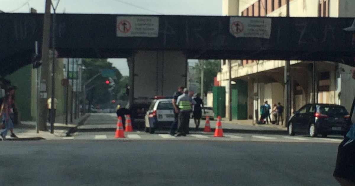 G Motorista Se Distrai E Caminh O Fica Preso Na Ponte De Preta Em