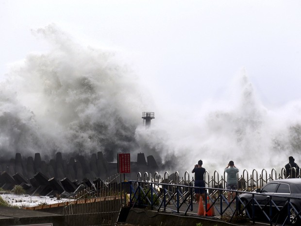 Em Nanfangao, curiosos tiram fotos das ondas gigantes com a passagem do tufão Soudelor (Foto: Jerry Chen/Reuters)
