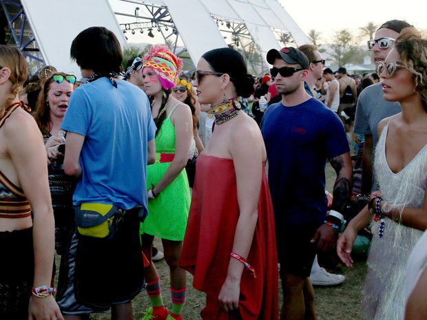 Katy Perry com amigos no Coachella em Indio, na Califórnia, nos Estados Unidos (Foto: Mark Davis/ Getty Images/ AFP)