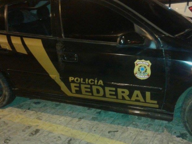 Polícia Militar encontrou carro abandonado com adesivos falsificados da Polícia Federal (Foto: Reprodução/TV Paraíba)