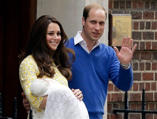 William e Kate apresentam o segundo filho do casal (Foto: Matt Dunham/AP)