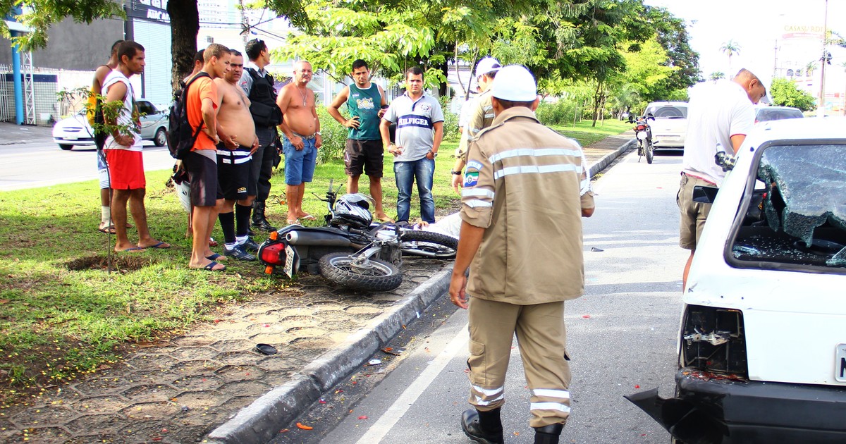 G Acidente Na Avenida Fernandes Lima Deixa Motoqueiro Ferido Em