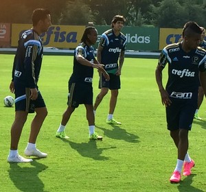 Arouca e Lucas Barrios treinam e ficam à disposição no Palmeiras