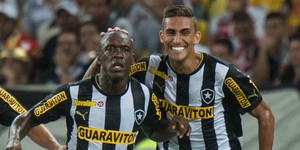 Botafogo vence o Vasco e lidera o Brasileirão (Celso Pupo/Fotoarena/Estadão Conteúdo)