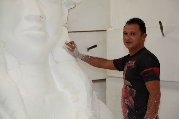Funcionário trabalha em escultura da Vila Maria (Foto: Marcos Ribas/EGO)